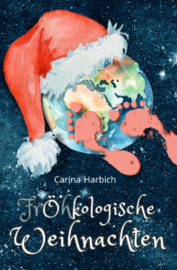 Das Bild zeigt das Buchcover der Kurzgeschichte von Carina Harbich mit dem Titel "Fröhkologische Weihnachten". Darauf zu sehen ist der Sternenhimmel im Hintergrund, im Vordergrund die Erdkugel mit einer Nikolausmütze und zwei rosafarbenen Fußabdrücken, die den ökologischen Fußabdruck symbolisieren sollen.