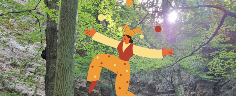 Das Bild zeigt einen felsigen Ort im Wald mit Sonne im Hintergrund. Im Vordergrund ist die Grafik einer jonglierenden Gauklerin zu sehen. Das Bild soll das Thema des Blogbeitrags verdeutlichen, in dem es darum geht, dass man manchmal mit zu vielen Bällen jongliert.