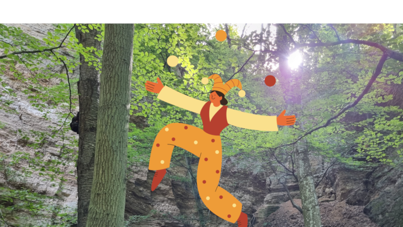 Das Bild zeigt einen felsigen Ort im Wald mit Sonne im Hintergrund. Im Vordergrund ist die Grafik einer jonglierenden Gauklerin zu sehen. Das Bild soll das Thema des Blogbeitrags verdeutlichen, in dem es darum geht, dass man manchmal mit zu vielen Bällen jongliert.