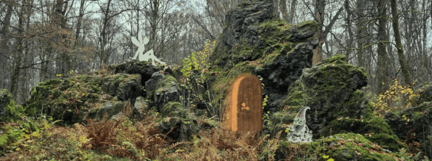 Das Bild zeigt die Dicken Steine bei Nümbrecht mit eingefügten Grafikelementen wie Elfe, Wichteltür und Zwerg.