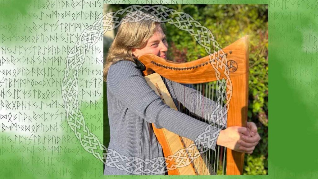 Carina Harbich mit Keltischer Harfe im Arm und Schmuckelementen im Hintergrund. Das Bild wurde gewählt, um das Thema des Blogbeitrags zu verdeutlichen. Darin geht es darum, wie sie durch ihre Liebe zu Celtic Folk Singer-Songwriterin wurde.